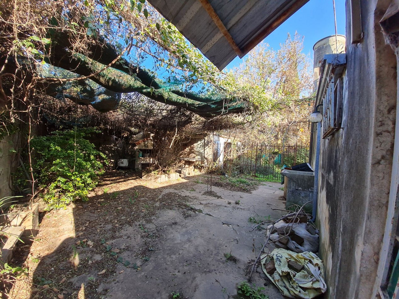 CASA A REFACCIONAR SOBRE TERRENO GRANDES DIMENSIONES 