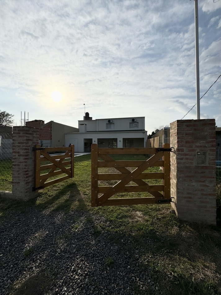 MODERNA CASA-QUINTA BARRIO TEMBE I PORA 