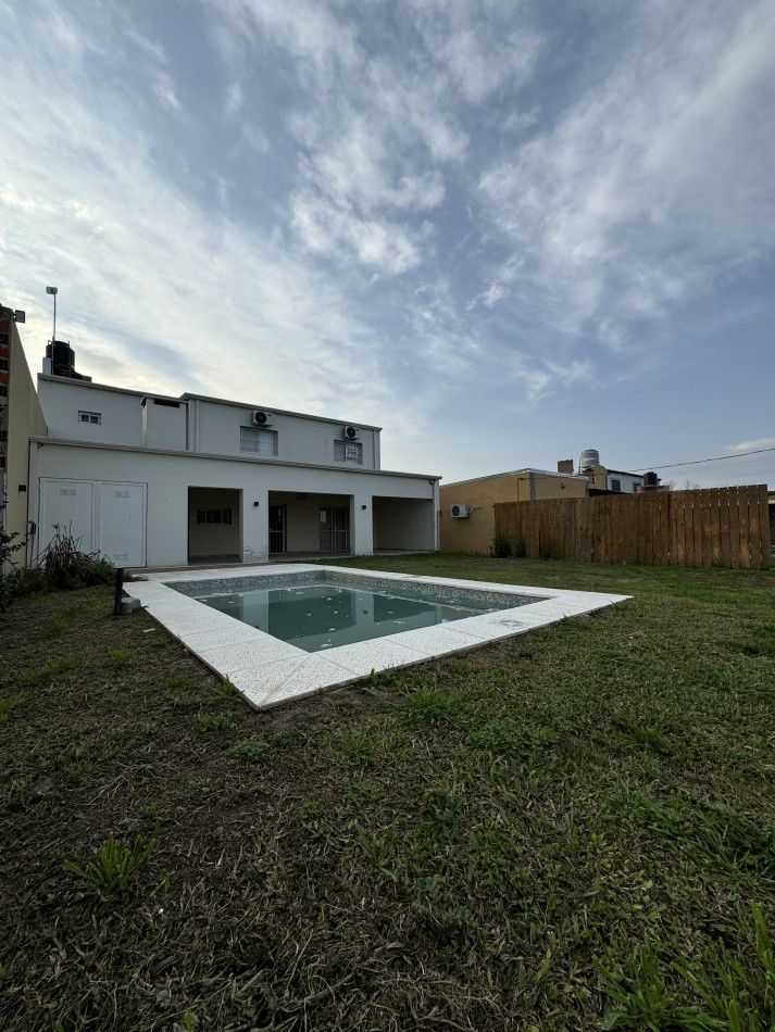 MODERNA CASA-QUINTA BARRIO TEMBE I PORA 