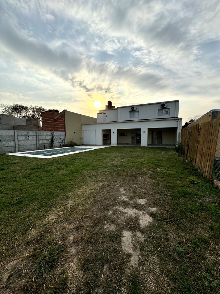 MODERNA CASA-QUINTA BARRIO TEMBE I PORA 