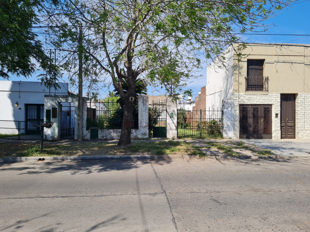 CASA A REFACCIONAR SOBRE GRAN TERRENO GUADALUPE ESTE