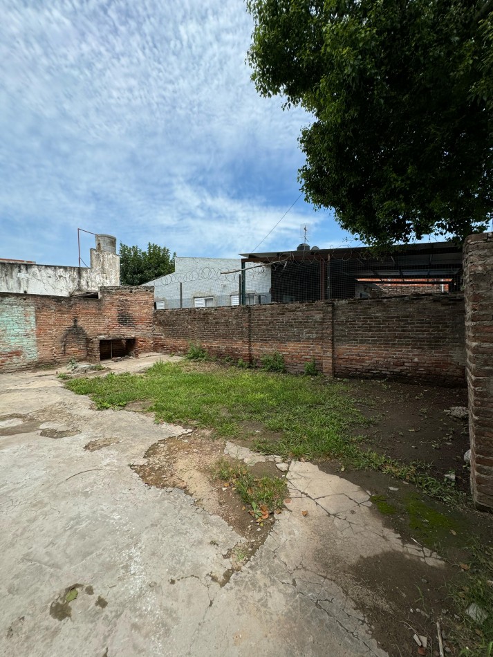 CASA EN ESQUINA A PASOS DE RICHIERI APTA A CREDITO HIPOTECARIO