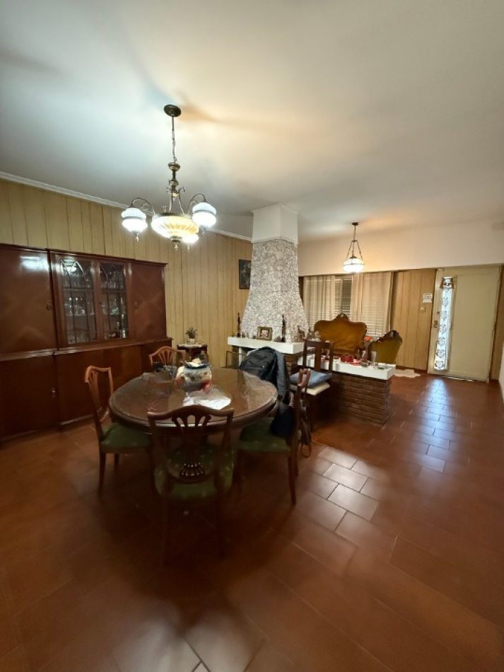 CASA CENTRICA CON PILETA, QUINCHO Y COCHERA 