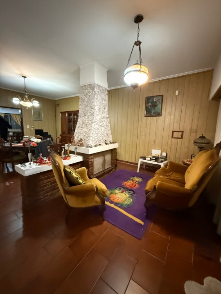 CASA CENTRICA CON PILETA, QUINCHO Y COCHERA 