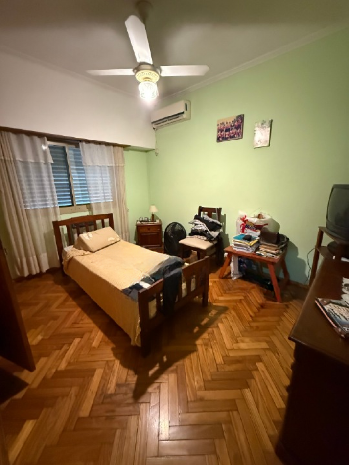 CASA CENTRICA CON PILETA, QUINCHO Y COCHERA 