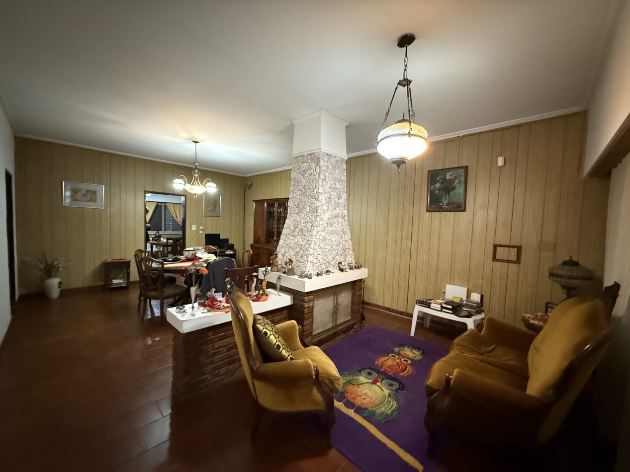 CASA CENTRICA CON PILETA, QUINCHO Y COCHERA 