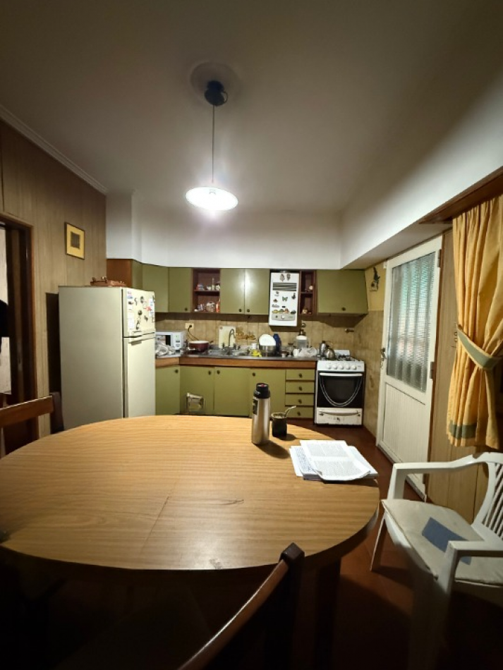 CASA CENTRICA CON PILETA, QUINCHO Y COCHERA 