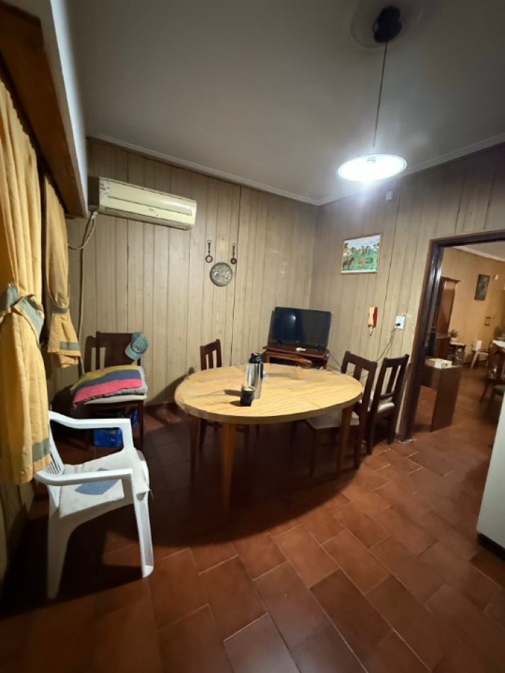 CASA CENTRICA CON PILETA, QUINCHO Y COCHERA 