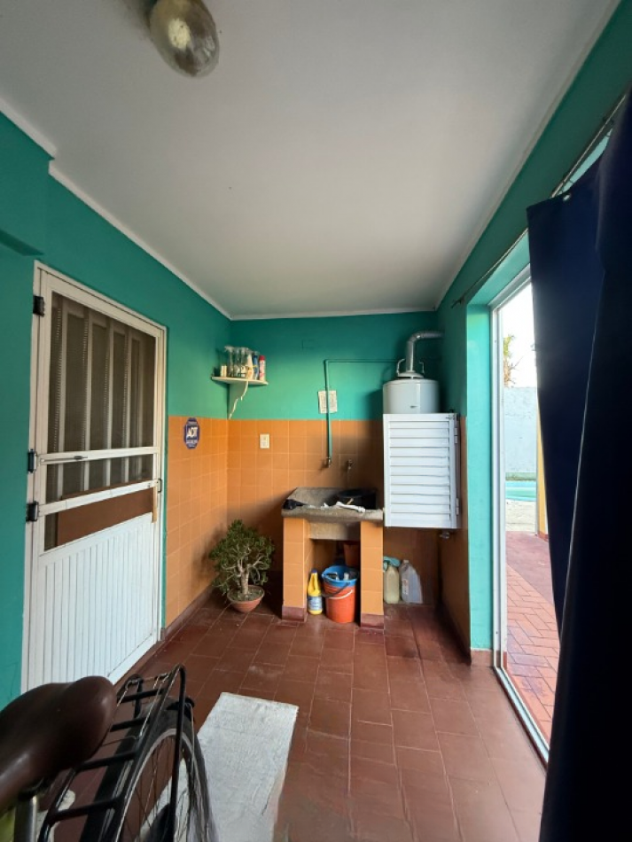 CASA CENTRICA CON PILETA, QUINCHO Y COCHERA 