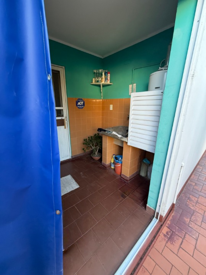 CASA CENTRICA CON PILETA, QUINCHO Y COCHERA 