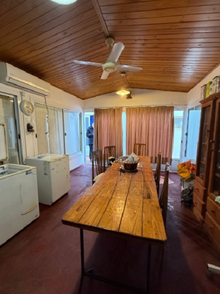 CASA CENTRICA CON PILETA, QUINCHO Y COCHERA 