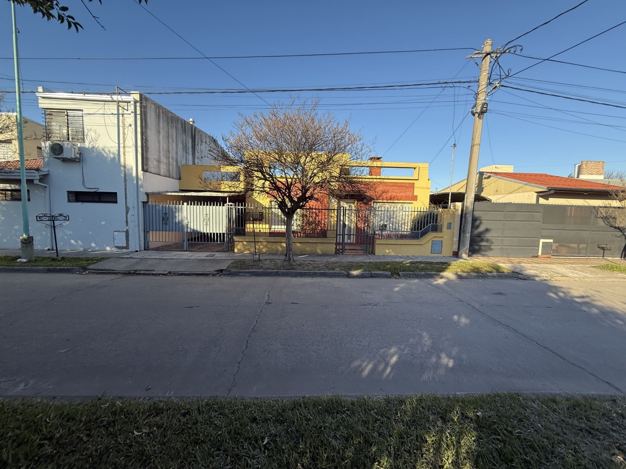 CASA CENTRICA CON PILETA, QUINCHO Y COCHERA 