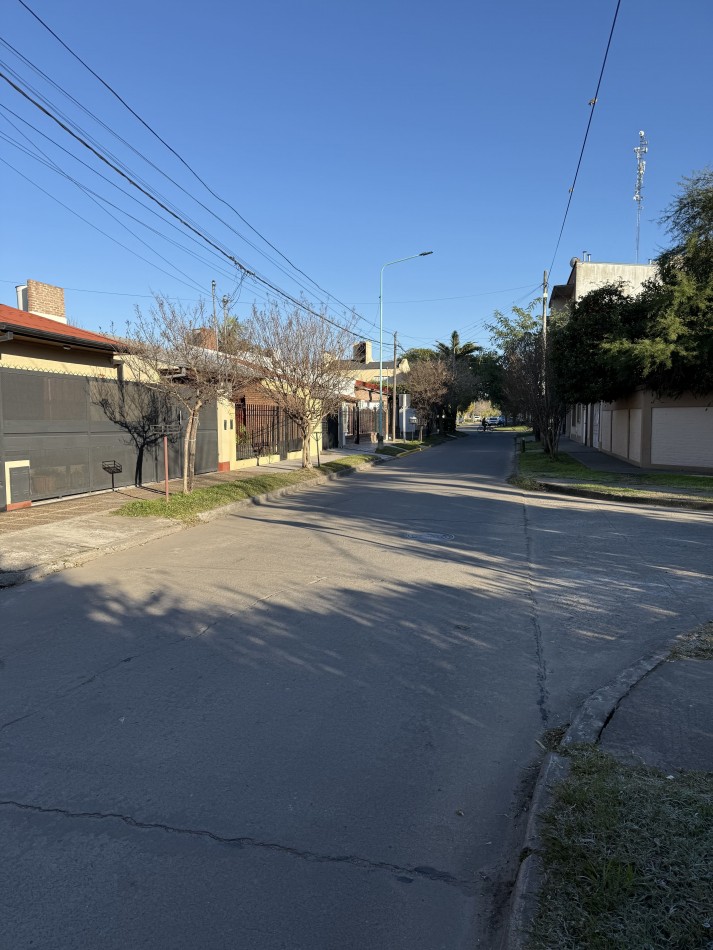CASA CENTRICA CON PILETA, QUINCHO Y COCHERA 