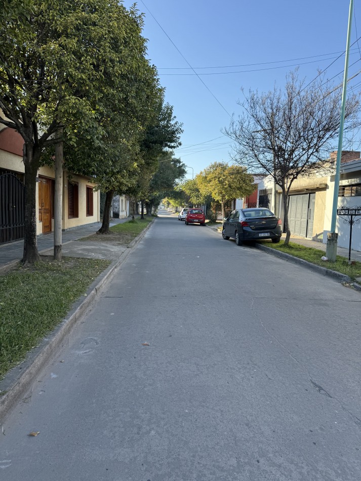 CASA CENTRICA CON PILETA, QUINCHO Y COCHERA 