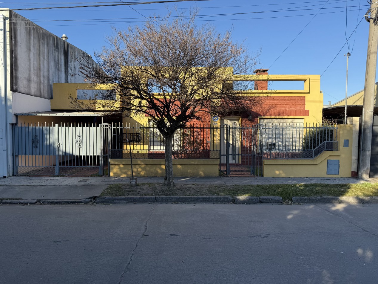 CASA CENTRICA CON PILETA, QUINCHO Y COCHERA 