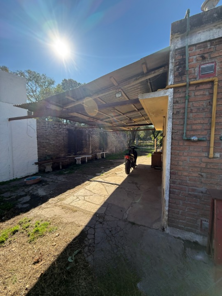 CASA SOBRE AMPLIO TERRENO EN ESQUINA B°JORGE NEWBERY