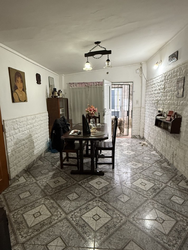 CASA DESARROLLADA SOBRE AMPLIO TERRENO 
