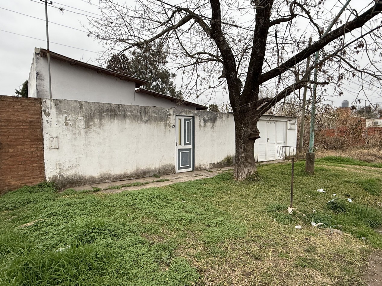 CASA DESARROLLADA SOBRE AMPLIO TERRENO 