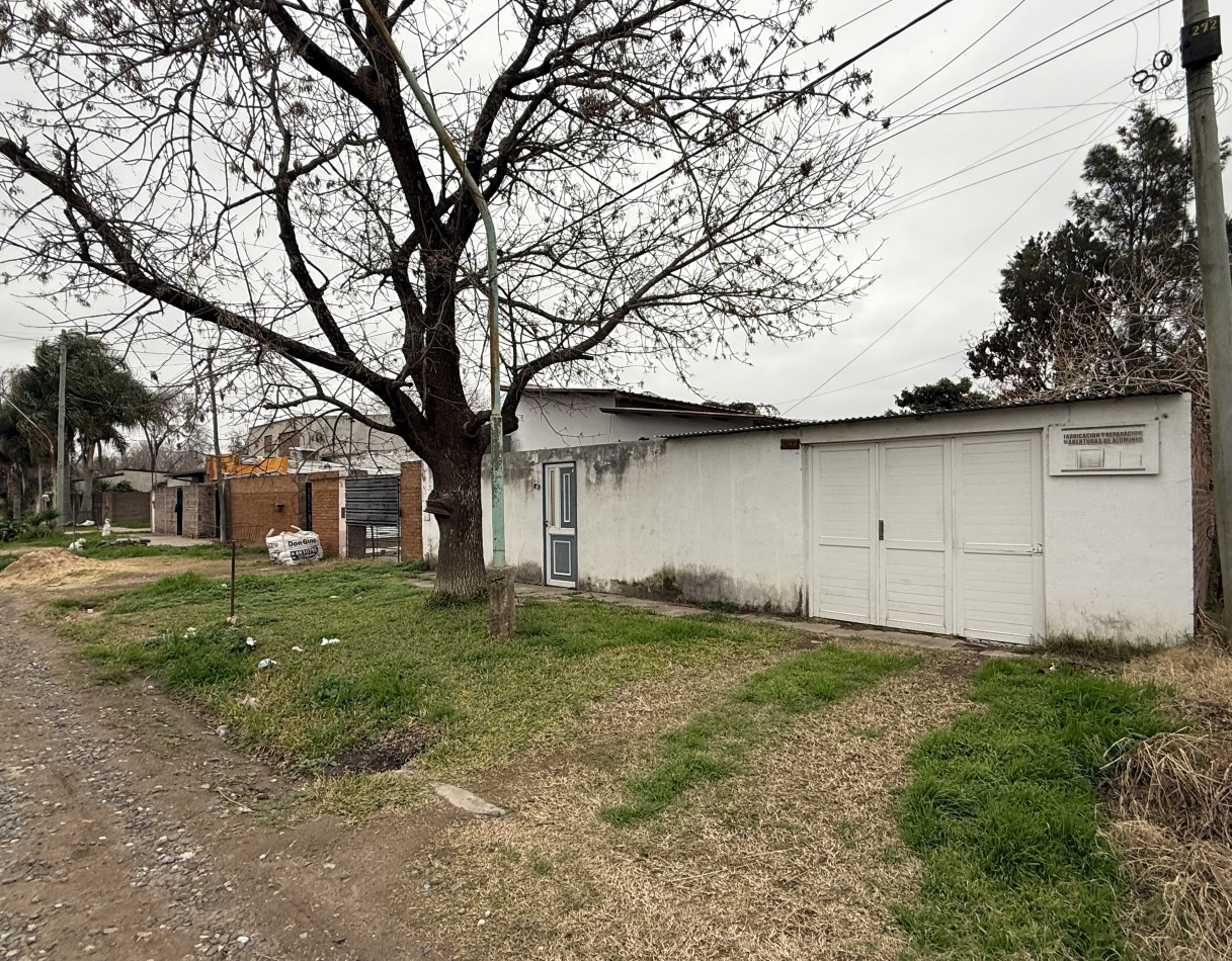 CASA DESARROLLADA SOBRE AMPLIO TERRENO 