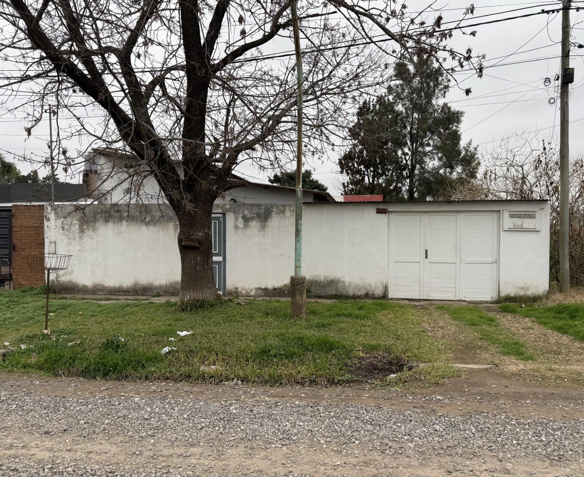 CASA DESARROLLADA SOBRE AMPLIO TERRENO 