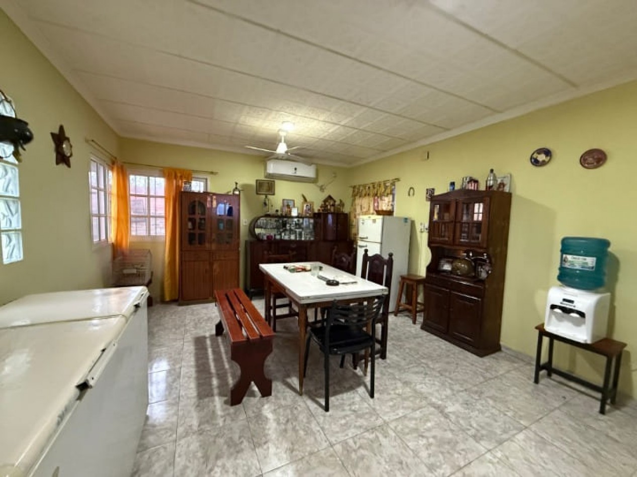 CASA DESARROLLADA SOBRE AMPLIO TERRENO 