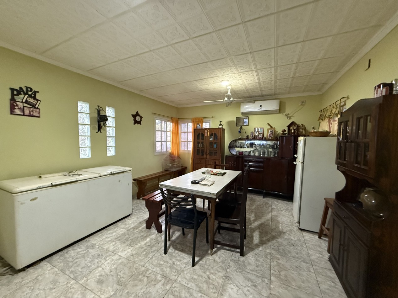 CASA DESARROLLADA SOBRE AMPLIO TERRENO 