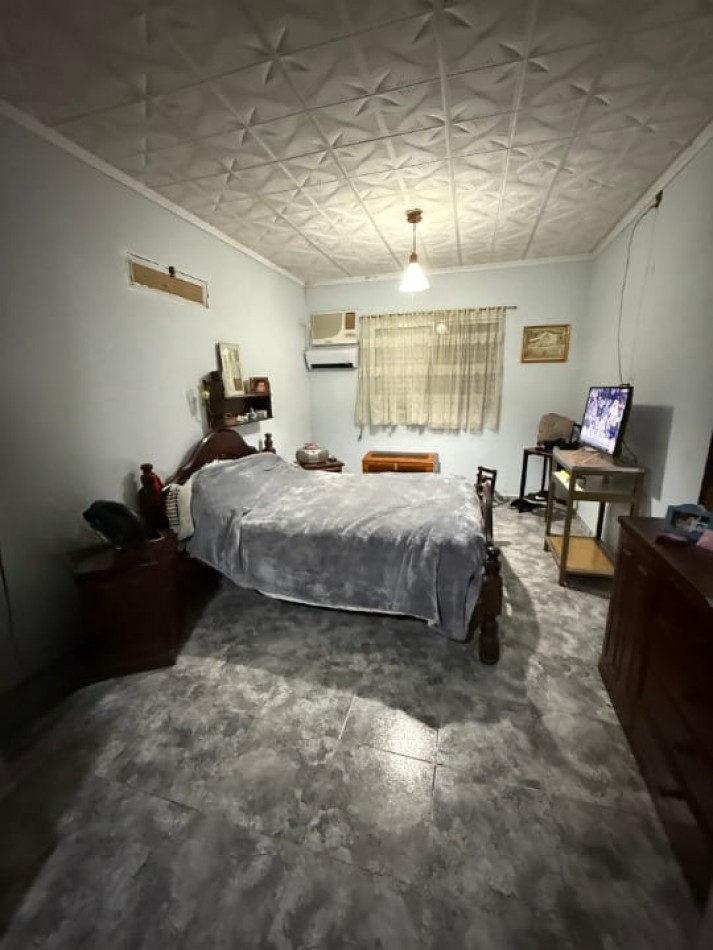 CASA DESARROLLADA SOBRE AMPLIO TERRENO 