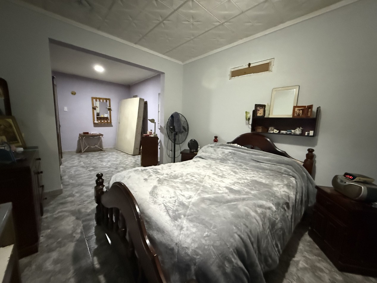 CASA DESARROLLADA SOBRE AMPLIO TERRENO 