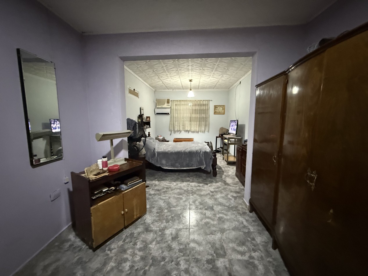 CASA DESARROLLADA SOBRE AMPLIO TERRENO 