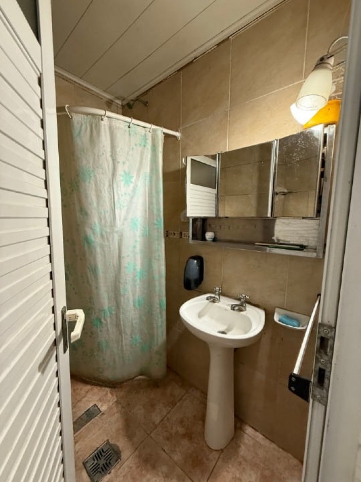 CASA DESARROLLADA SOBRE AMPLIO TERRENO 