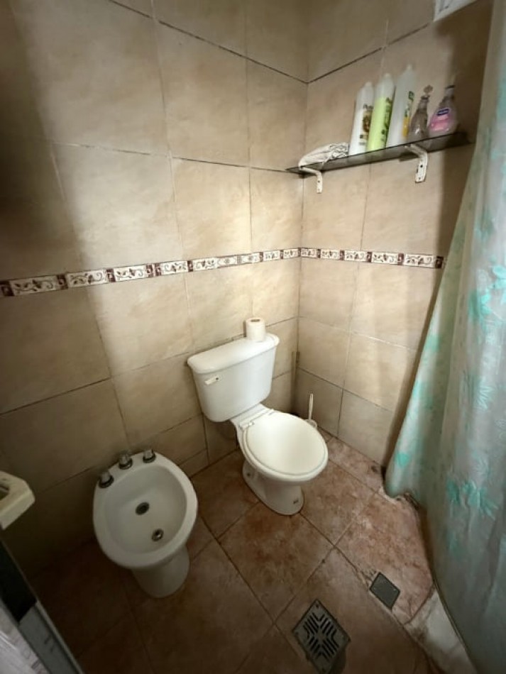 CASA DESARROLLADA SOBRE AMPLIO TERRENO 