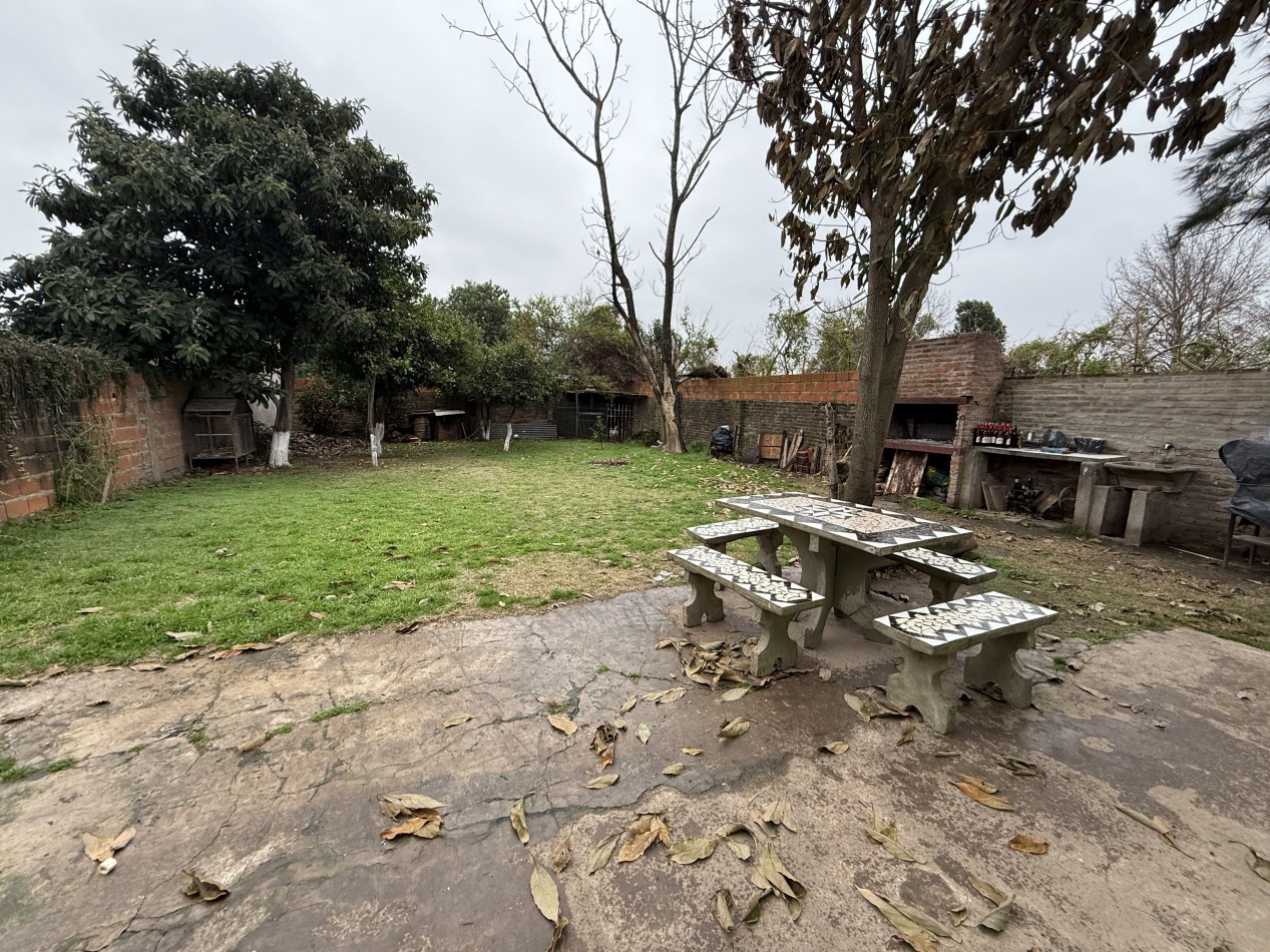 CASA DESARROLLADA SOBRE AMPLIO TERRENO 
