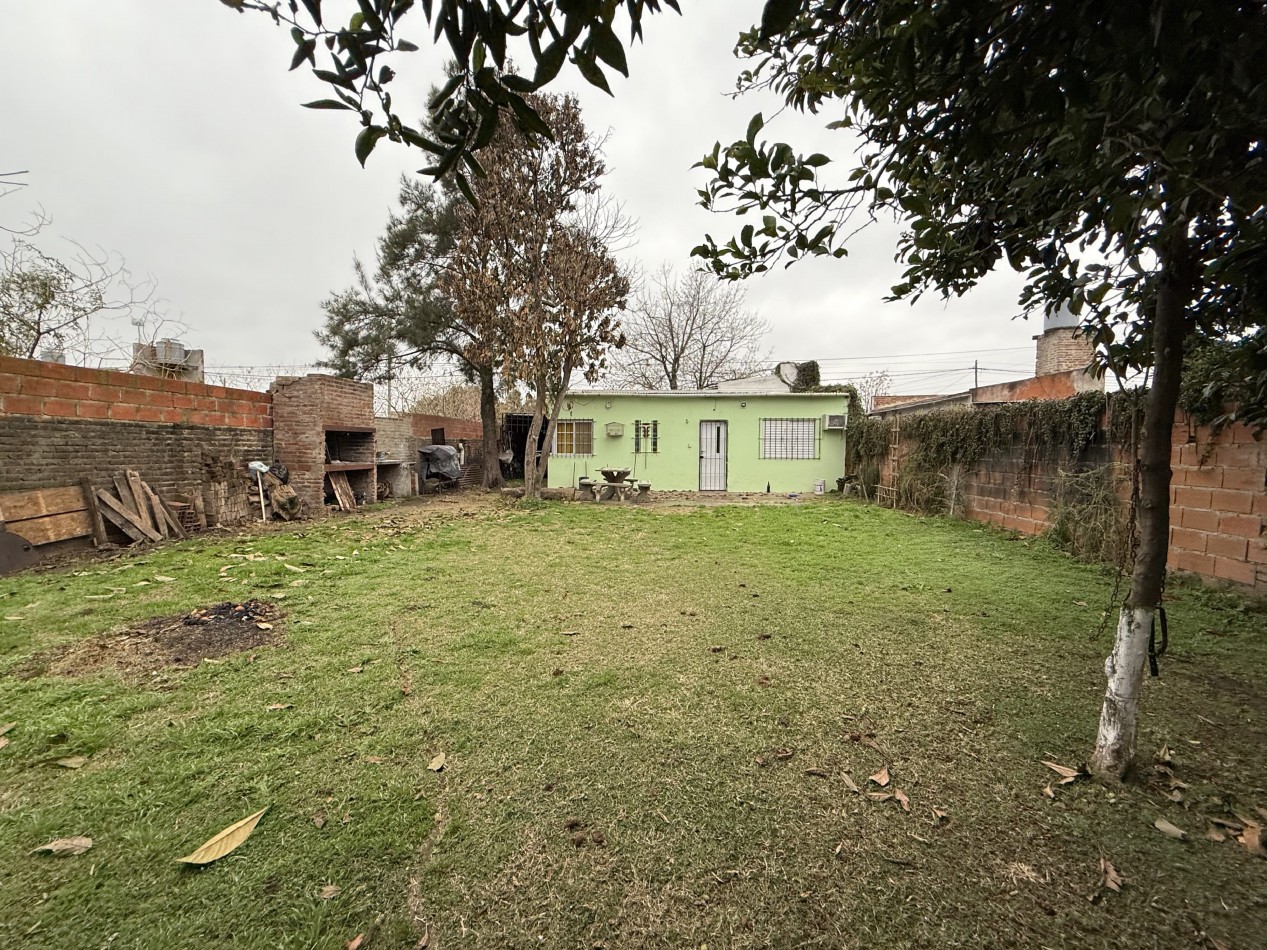 CASA DESARROLLADA SOBRE AMPLIO TERRENO 