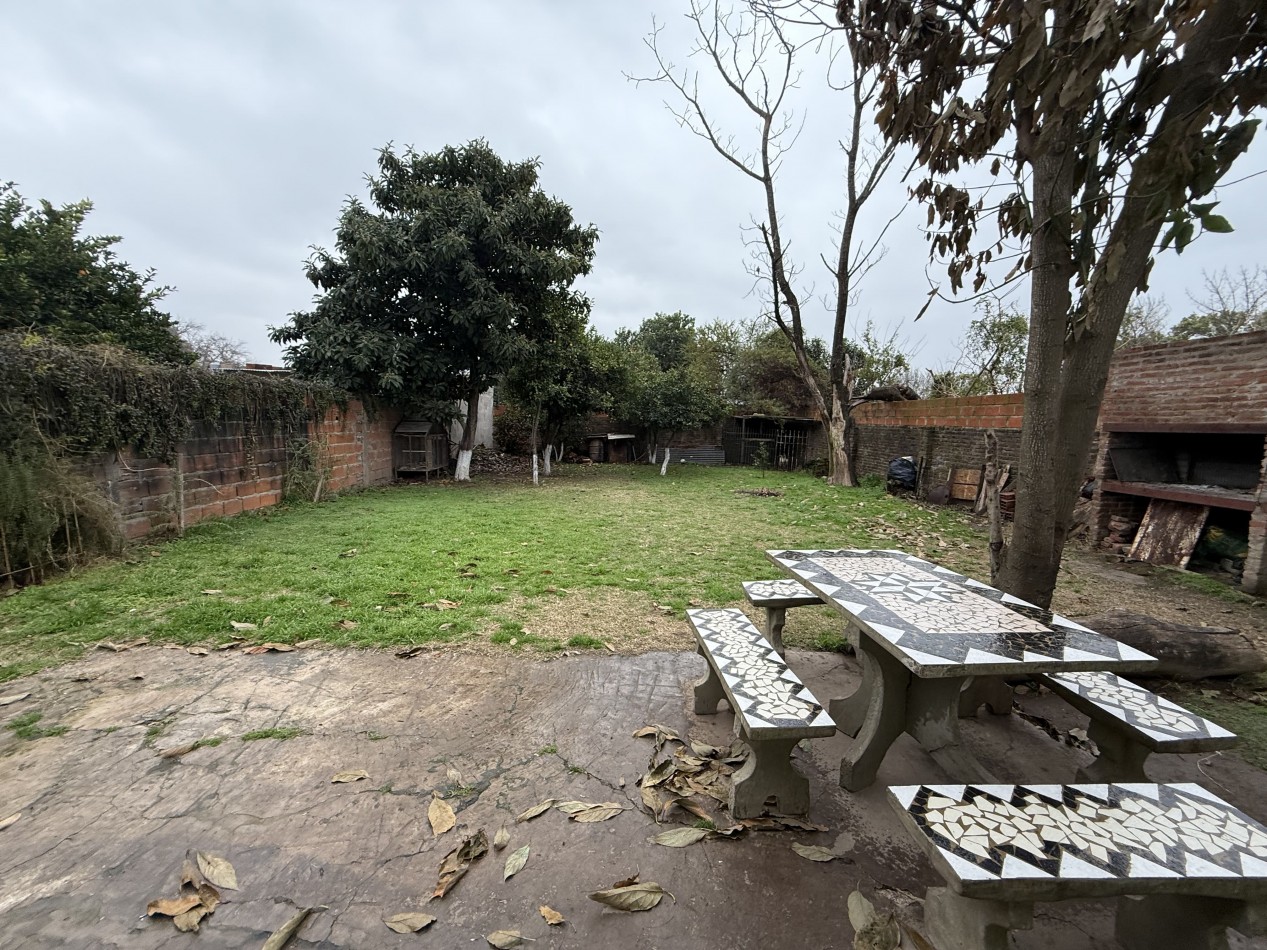 CASA DESARROLLADA SOBRE AMPLIO TERRENO 