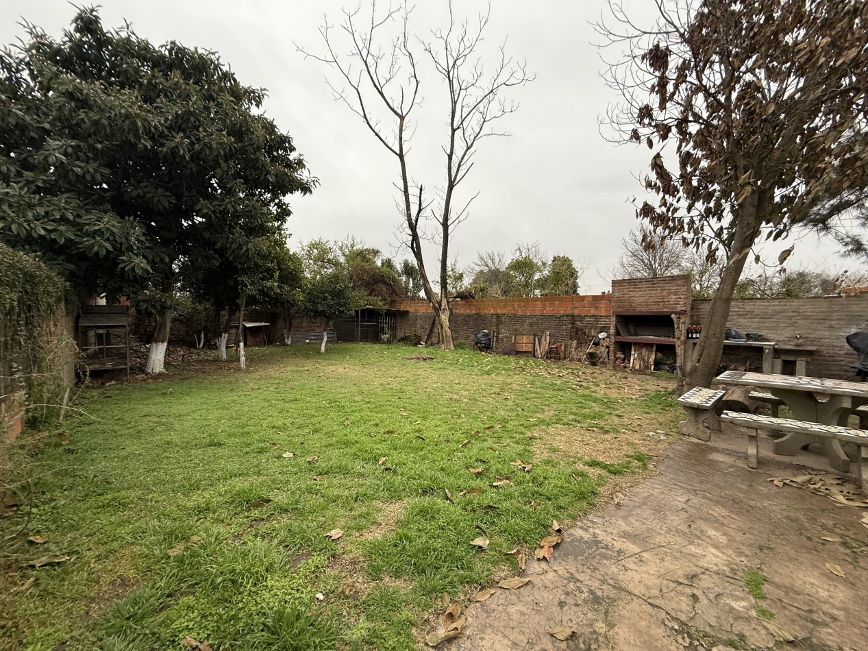 CASA DESARROLLADA SOBRE AMPLIO TERRENO 