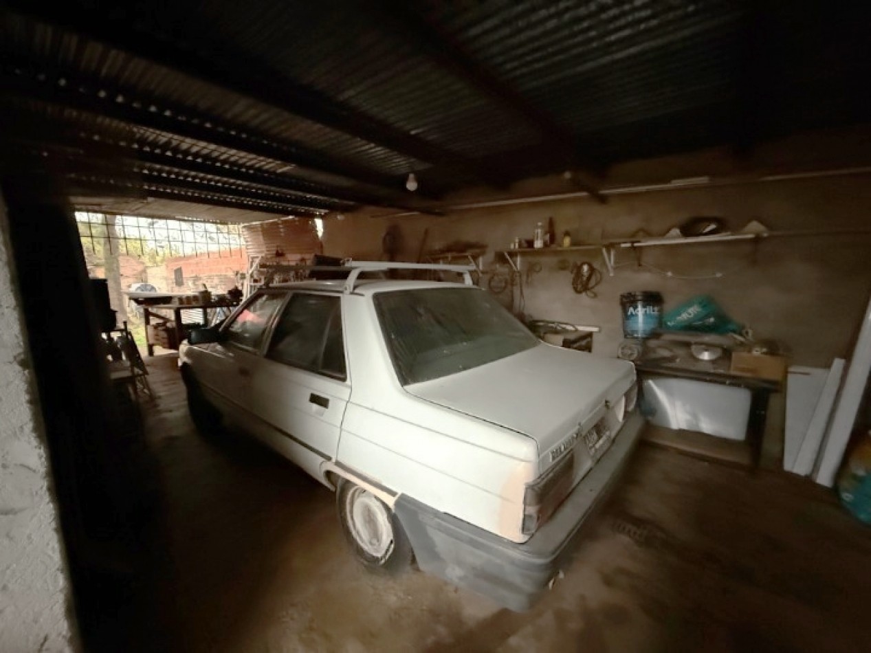 CASA DESARROLLADA SOBRE AMPLIO TERRENO 