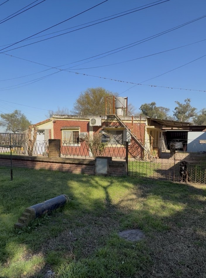 CASA SOBRE AMPLIO TERRENO EN ESQUINA B°JORGE NEWBERY