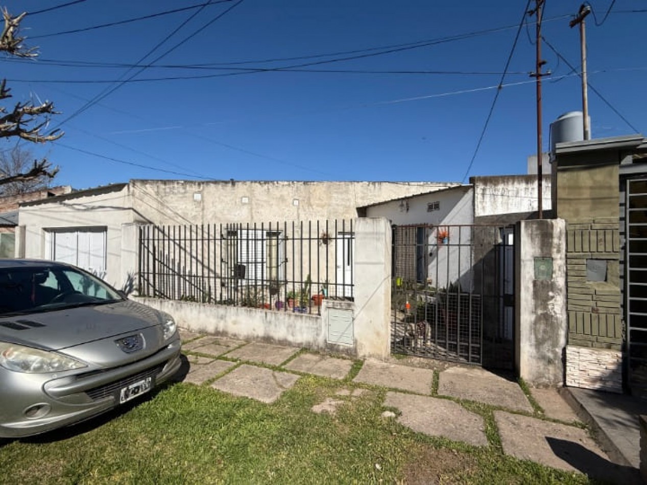CASA + DPTO A MTS DE CALLE SARMIENTO