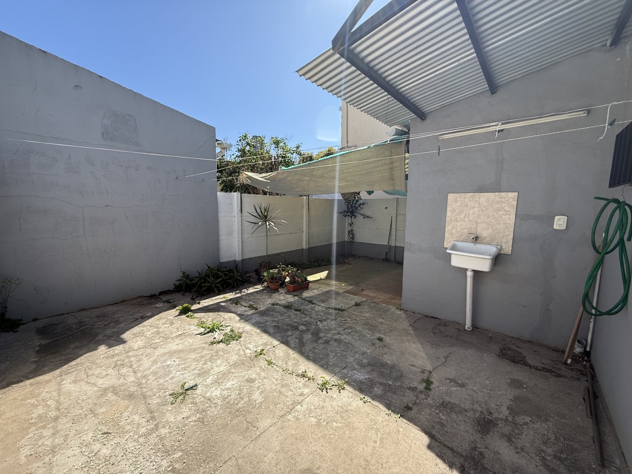 ALQUILER CASA 2 DORMITORIOS A 200 MTS AL ESTE DE AV. LUJAN 