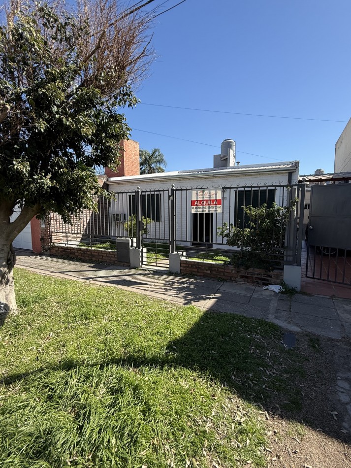 ALQUILER CASA 2 DORMITORIOS A 200 MTS AL ESTE DE AV. LUJAN 