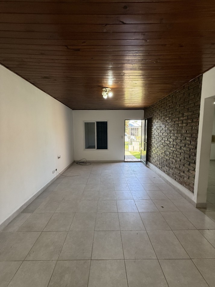 ALQUILER CASA 2 DORMITORIOS A 200 MTS AL ESTE DE AV. LUJAN 