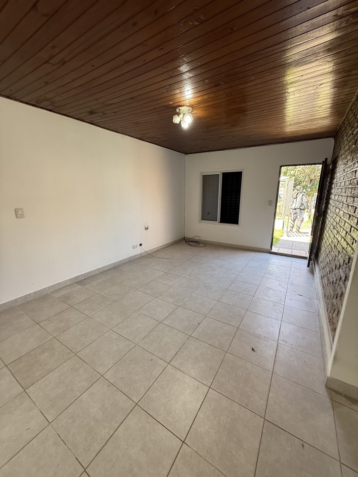 ALQUILER CASA 2 DORMITORIOS A 200 MTS AL ESTE DE AV. LUJAN 