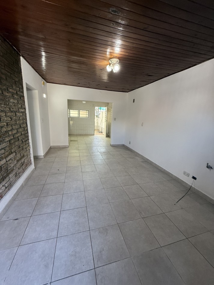 ALQUILER CASA 2 DORMITORIOS A 200 MTS AL ESTE DE AV. LUJAN 