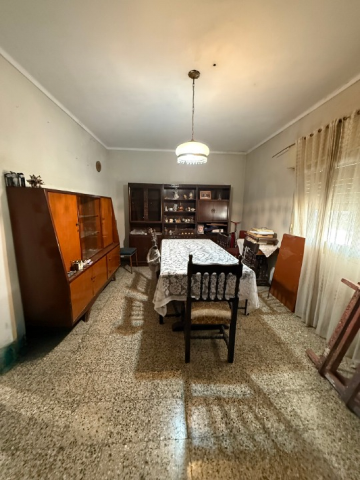 CASA EN ESQUINA CON IMPORTANTE TERRENO