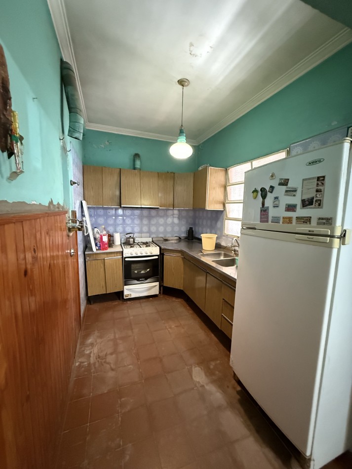 CASA EN ESQUINA CON IMPORTANTE TERRENO