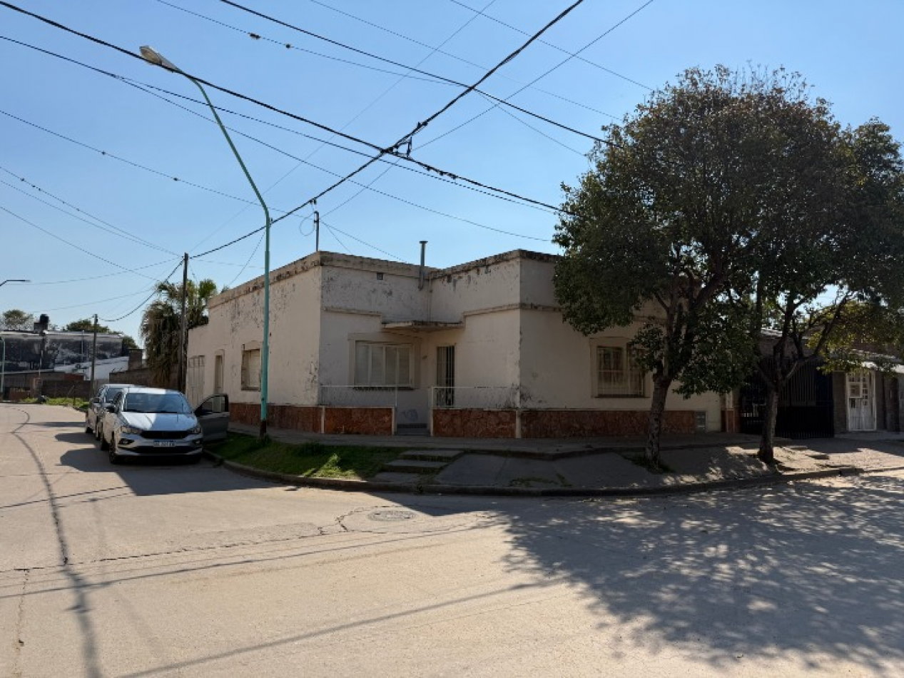CASA EN ESQUINA CON IMPORTANTE TERRENO
