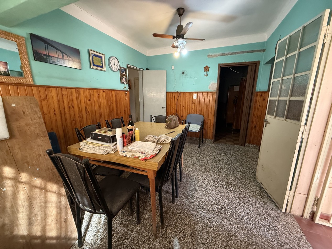 CASA EN ESQUINA CON IMPORTANTE TERRENO