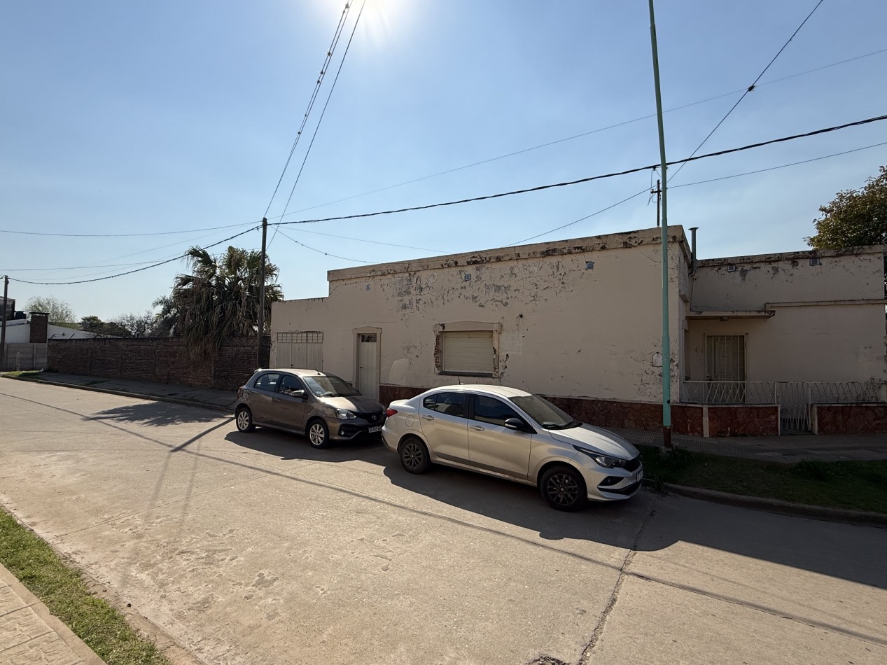 CASA EN ESQUINA CON IMPORTANTE TERRENO