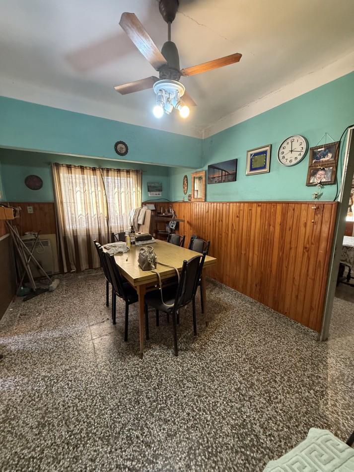 CASA EN ESQUINA CON IMPORTANTE TERRENO