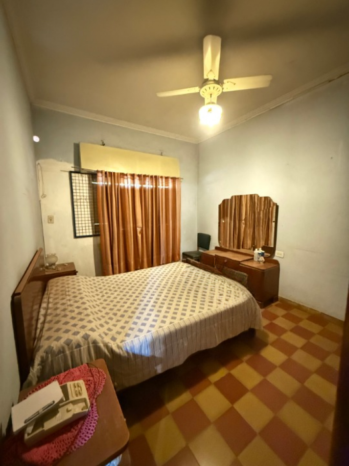 CASA EN ESQUINA CON IMPORTANTE TERRENO